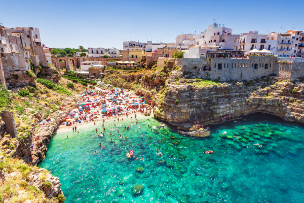 Cosa vedere a Polignano a Mare: scorcio sul mare durante un tour privato a piedi