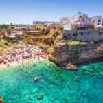 Tour turístico en Polignano a Mare Italia con vistas al mar Adriático