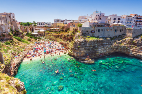 Tour turístico en Polignano a Mare Italia con vistas al mar Adriático