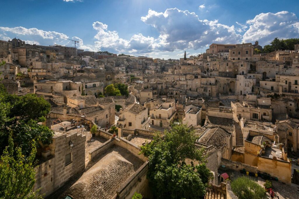 Stradine dei Sassi di Matera con le antiche abitazioni scavate nella roccia