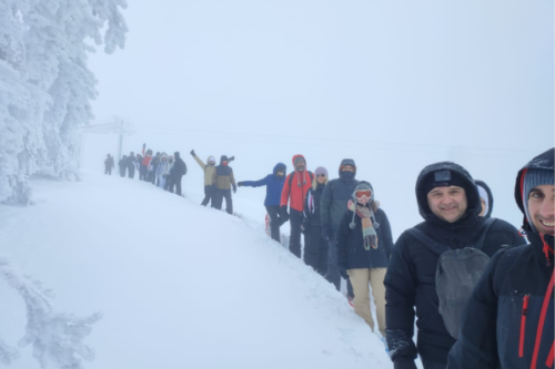 Vista panorámica de la montaña con raquetas de nieve en el Parque Nacional de los Apenninos Lucanos.