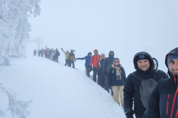 Vista panorámica de la montaña con raquetas de nieve en el Parque Nacional de los Apenninos Lucanos.
