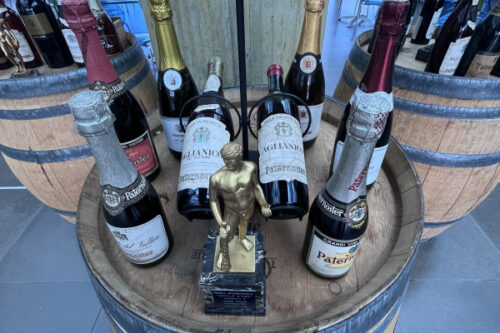 Degustazione vini in cantina storica a Barile nel Vulture, tra botti, calici e vigneti vulcanici