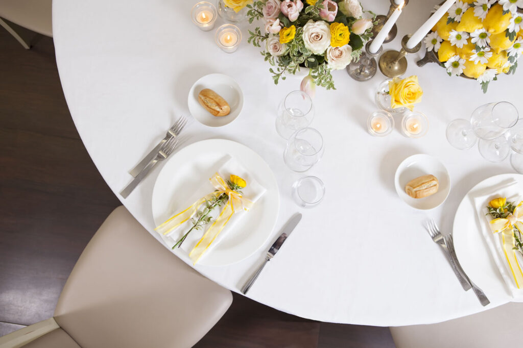 Piatti gourmet serviti in ristorante romantico