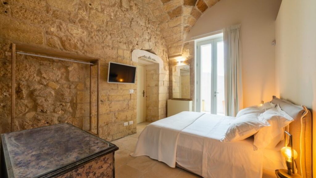 Fuga romantica a Lecce con Spa privata: coppia che si rilassa in un ambiente esclusivo e intimo