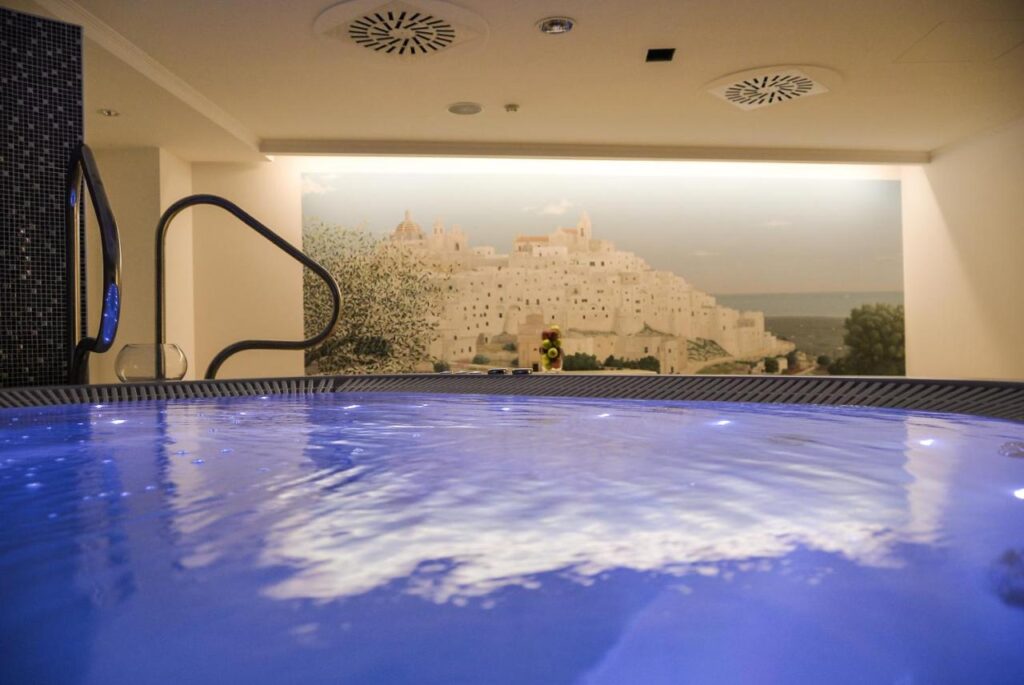 Percorso Spa con sauna, bagno turco e vasca idromassaggio.