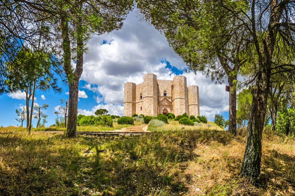 Vista panoramica di Castel del Monte Puglia durante un'escursione