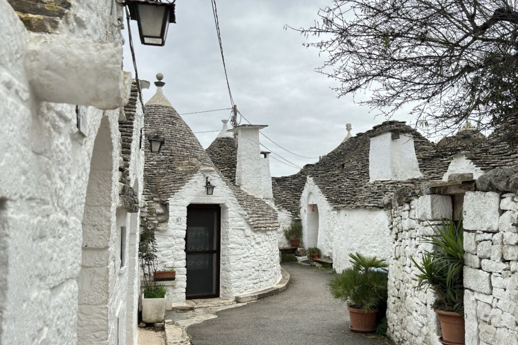 Studenti in gita tra i trulli di Alberobello, esperienza culturale