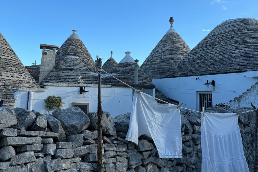 Caratteristici tetti a cono dei trulli di Alberobello, patrimonio UNESCO