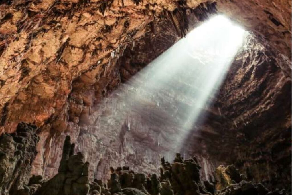 Interno illuminato delle Grotte di Castellana, viaggio sotterraneo