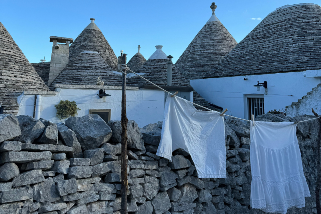 Trulli bianchi di Alberobello con i loro tetti in pietra a cono