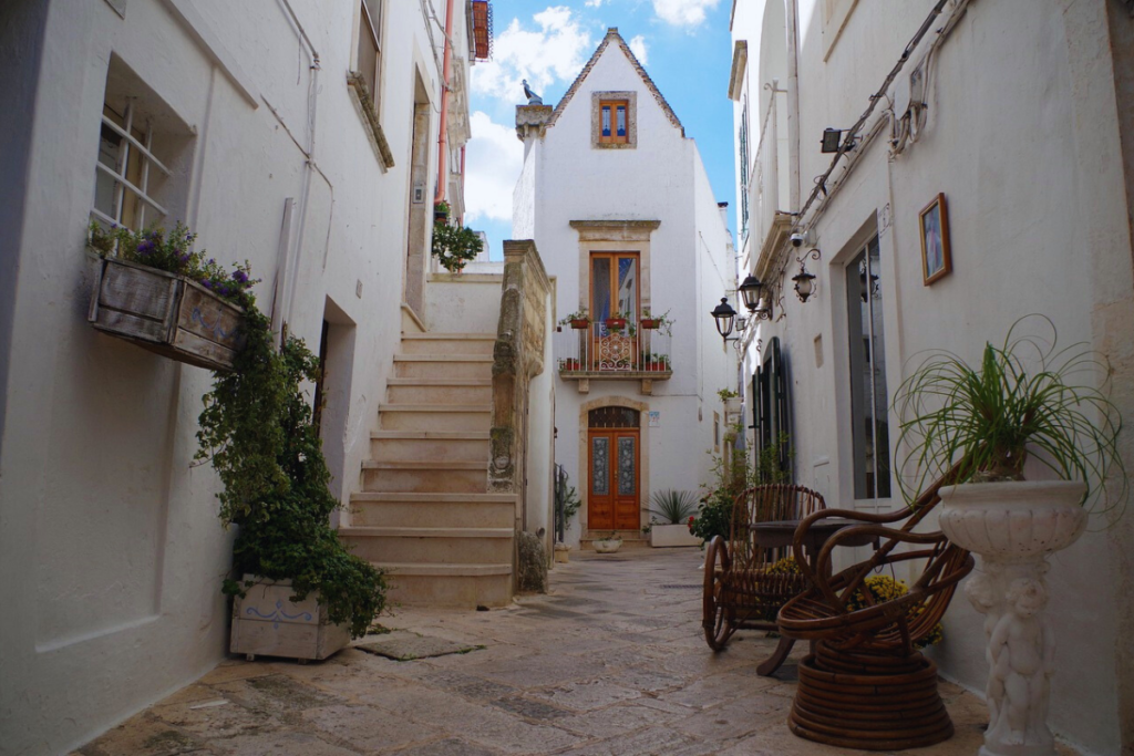 Vista panoramica di Locorotondo, il borgo in Puglia famoso per le sue case bianche