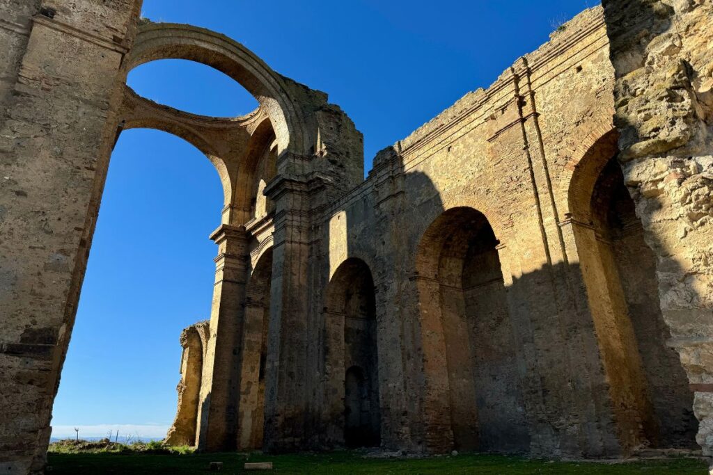 Chiesa Diruta a Grottole e laboratori di miele e pasta