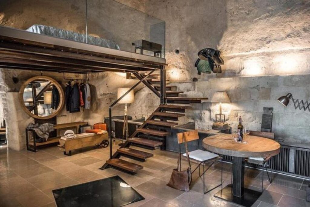 Camera accogliente del B&B nei Sassi di Matera con arredamento rustico e vista panoramica dalle finestre ad arco