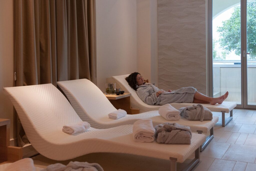 Area relax con sauna, bagno turco, doccia emozionale e vasca idromassaggio.
