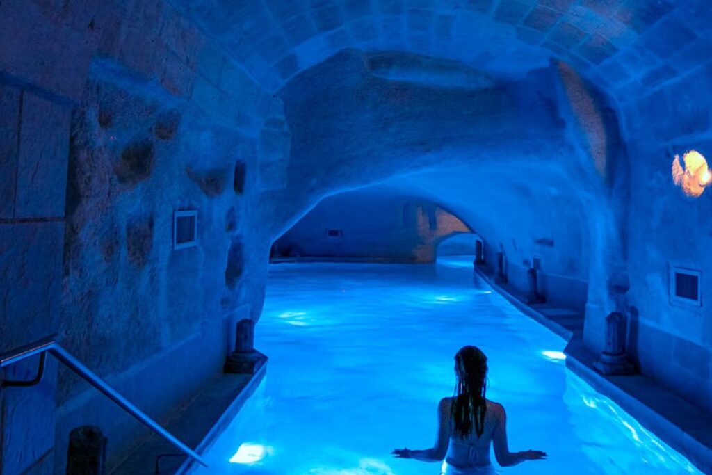 Area relax delle Termae Romanae con lettini, tisaneria e vista sui Sassi di Matera
