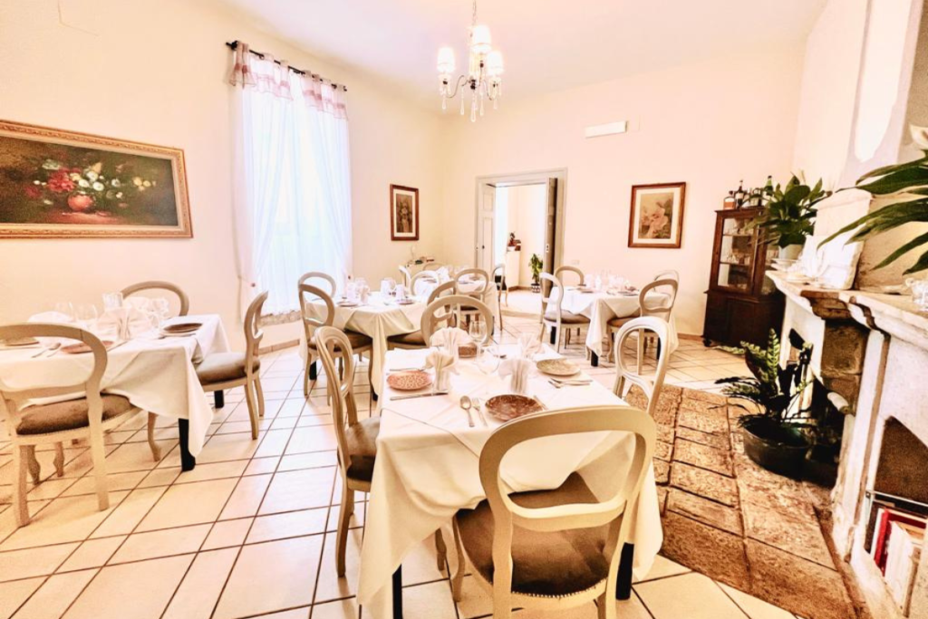 Chef narrante a Palazzo Giacchetti durante un'esperienza di turismo delle passioni in Basilicata