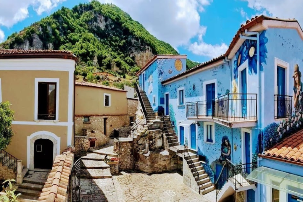 Murales colorati e sculture nel borgo di Sant'Angelo Le Fratte, meta del turismo delle passioni