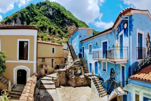 Murales colorati e sculture nel borgo di Sant'Angelo Le Fratte, meta del turismo delle passioni