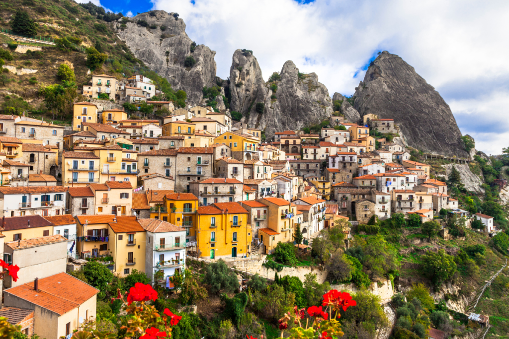 Panorama mozzafiato delle Dolomiti Lucane di Castelmezzano al tramonto