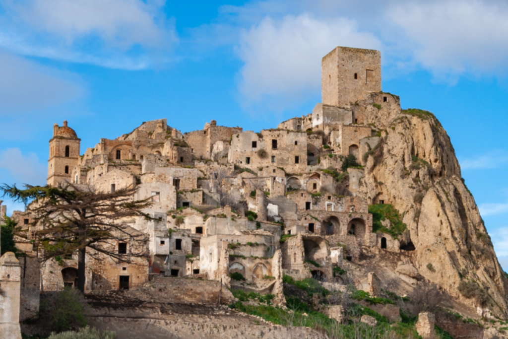 Craco, con le sue rovine evocative e l’atmosfera sospesa nel tempo