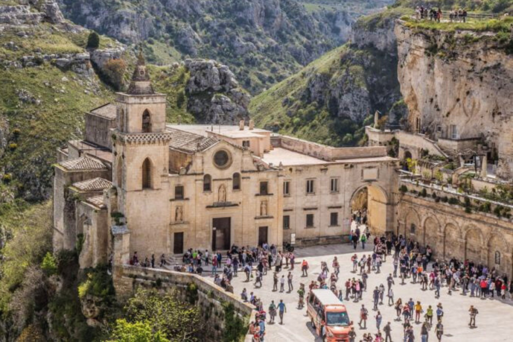 Scopri il fascino di Matera, Capitale Europea della Cultura 2019, tra chiese rupestri e antiche abitazioni.