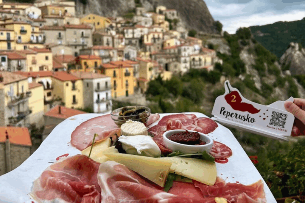 Tagliere con salumi e formaggi tipici lucani durante la degustazione a Castelmezzano