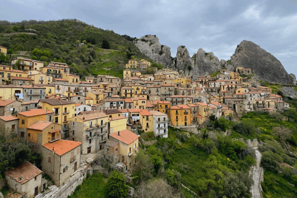 Scorcio del centro storico di Castelmezzano con case in pietra e vicoli caratteristici