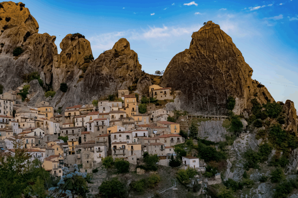Panorama del borgo di Castelmezzano incastonato tra le cime delle Dolomiti Lucane