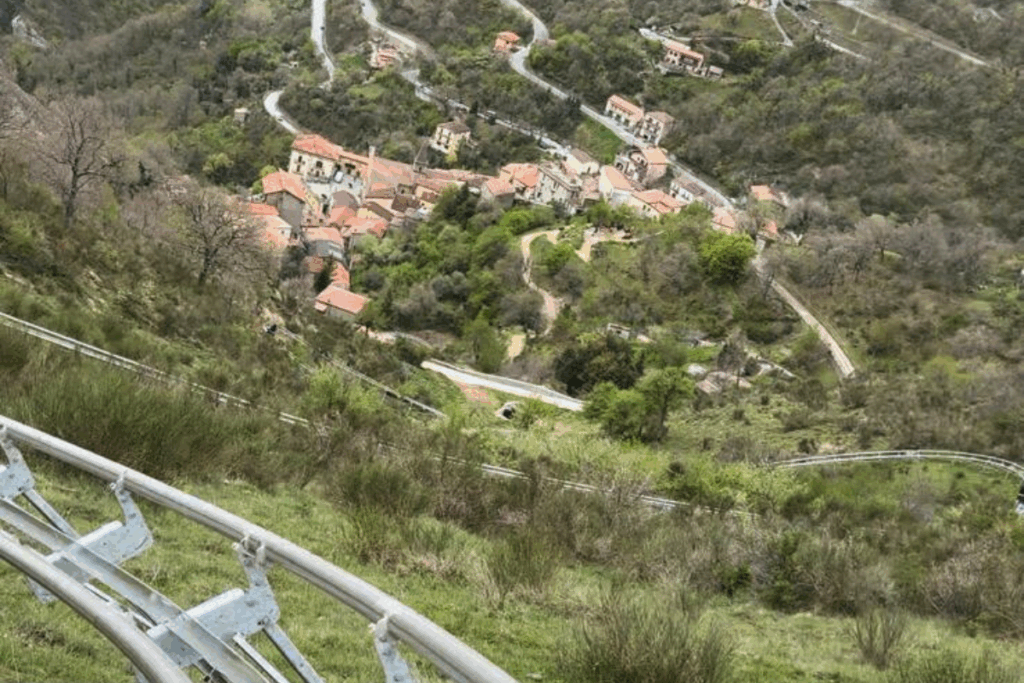 Turista in partenza sulla slittovia delle Dolomiti Lucane tra adrenalina e paesaggio