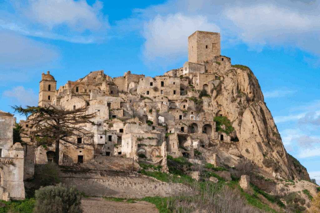 Scorcio del paese abbandonato di Craco, con le rovine delle case e le montagne sullo sfondo