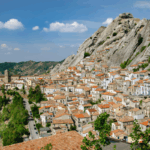 Gran Tour Basilicata: Vista panoramica di Castelmezzano e Pietrapertosa, due borghi medievali sospesi tra le Dolomiti Lucane.