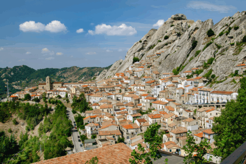 Vista panoramica di Castelmezzano e Pietrapertosa, due borghi medievali sospesi tra le Dolomiti Lucane.