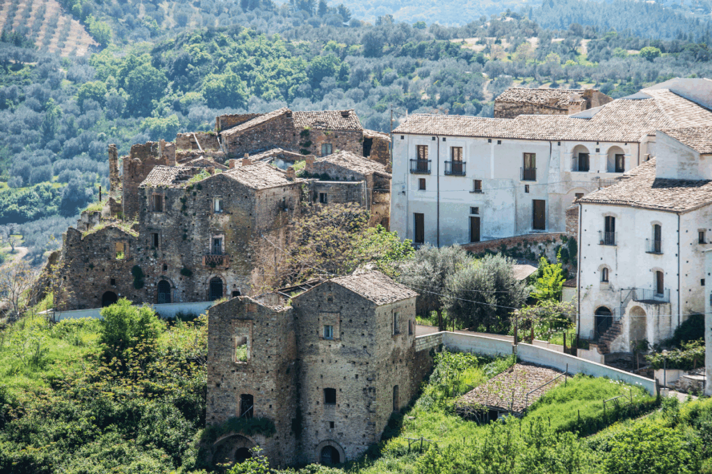 La casa di Carlo Levi ad Aliano, con la tomba dello scrittore e il paesaggio che lo ha ispirato.