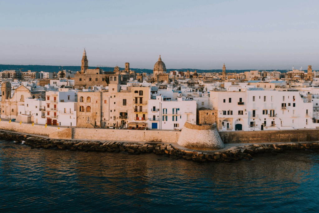 Veduta del castello di Monopoli affacciato sul mare