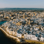 Piazzetta nel centro storico di Monopoli con edifici tipici pugliesi