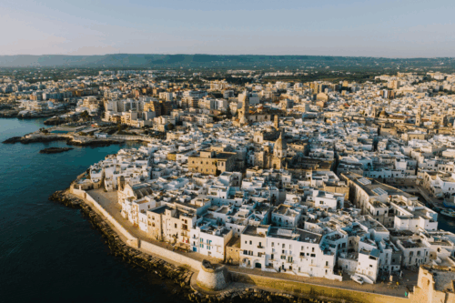 Piazzetta nel centro storico di Monopoli con edifici tipici pugliesi