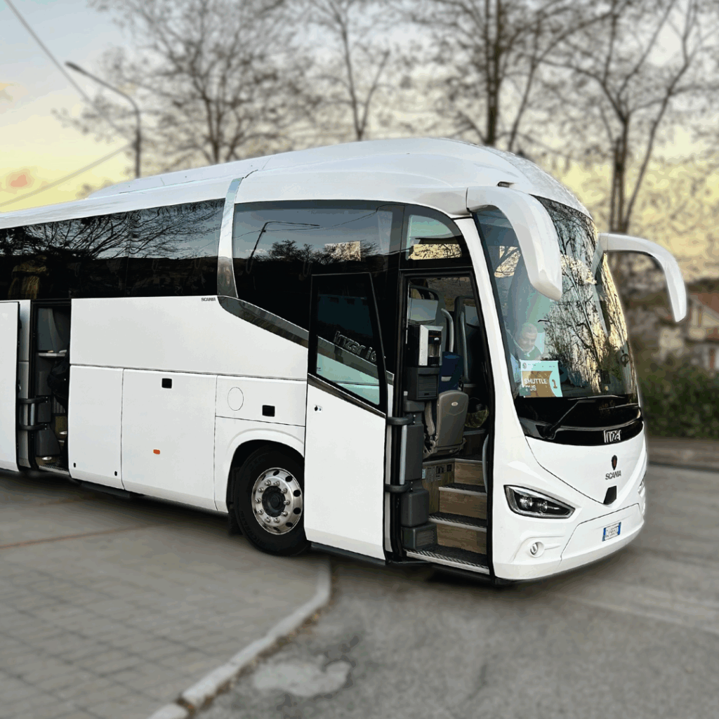 Autocar Gran Turismo de Martulli Viaggi saliendo para un tour organizado nacional, con equipaje almacenado y comodidad a bordo.