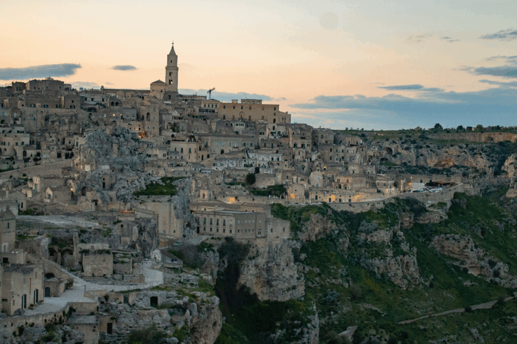 Sassi di Matera al tramonto, patrimonio UNESCO con case scavate nella roccia