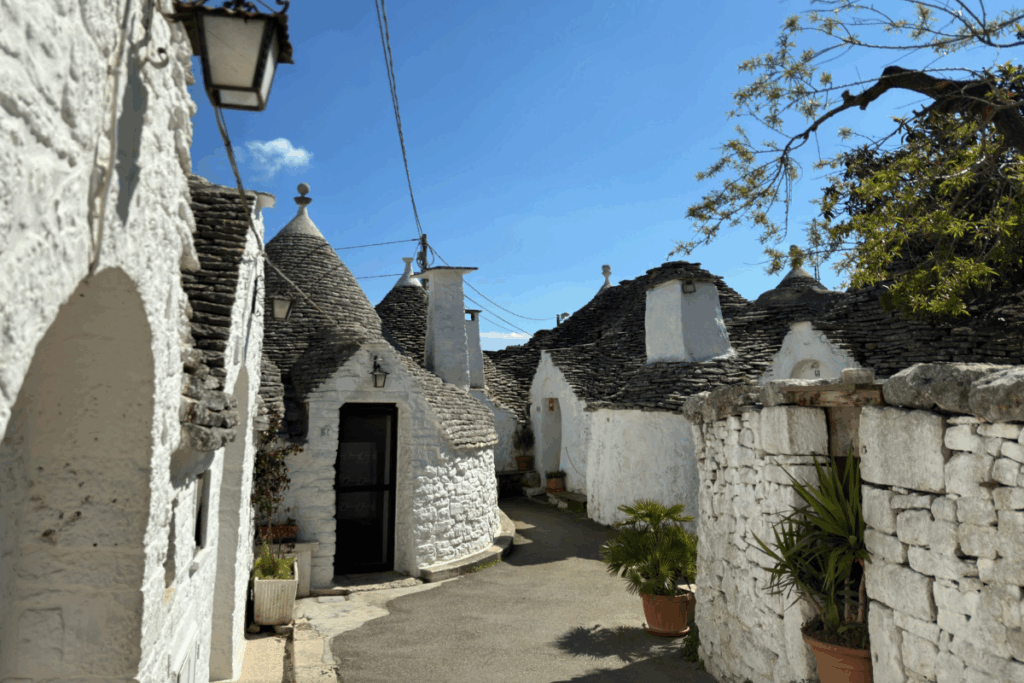 Trulli di Alberobello con tetti conici in pietra, patrimonio mondiale UNESCO