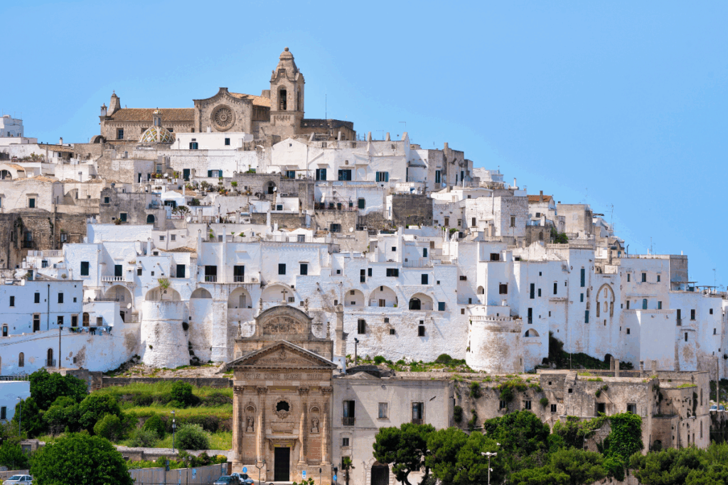 Città bianca di Ostuni con case imbiancate a calce e vista sulla campagna pugliese