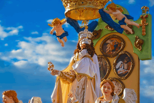 Madonna della Bruna issata sul Carro trionfale
