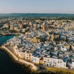 Monopoli Italia y viaje sur de Italia en un tour privado por Alberobello