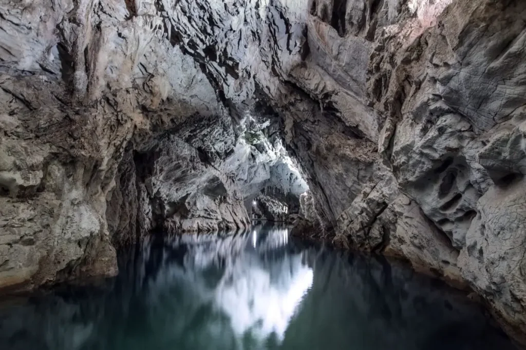 Speleologia didattica nelle Grotte di Pertosa per studenti