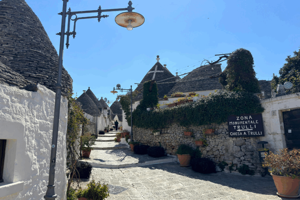 Strada con trulli monumentali ad Alberobello