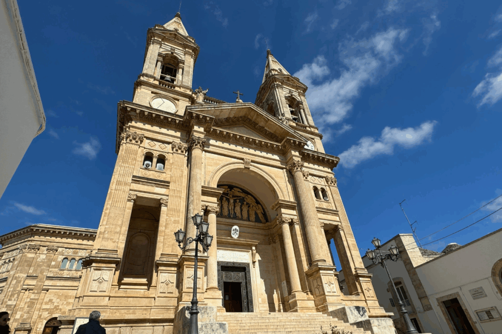 Facciata della chiesa dei trulli ad Alberobello