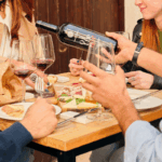Vini locali esposti sugli scaffali in cantina pugliese