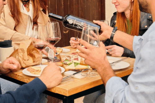 Vini locali esposti sugli scaffali in cantina pugliese