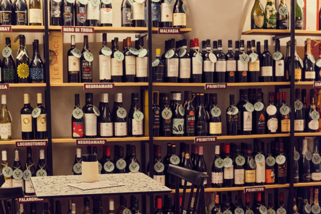 Vini locali esposti sugli scaffali in cantina pugliese