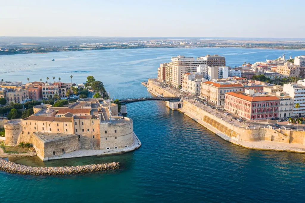 Vista panoramica dal belvedere della Scesa del Vasto a Taranto sul Mar Piccolo